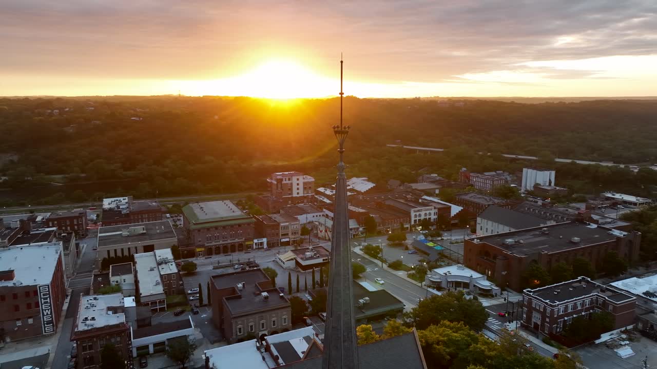 órbita aérea alrededor del campanario de la iglesia cristiana en ee.uu. al amanecer