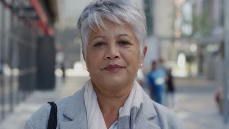 Retrato-De-Una-Mujer-De-Negocios-India-Senior-Que-Parece-Confiada-Disfrutando-De-Una-Carrera-Exitosa-Profesional-Ejecutiva-Madura-En-La-Ciudad-En-Cámara-Lenta