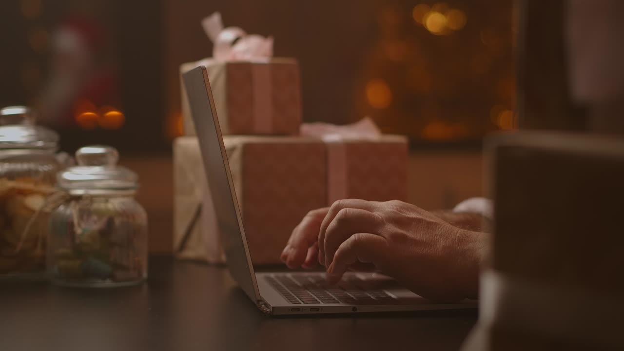 в канун рождества санта-клаус отвечает на электронное письмо послушного ребенка.