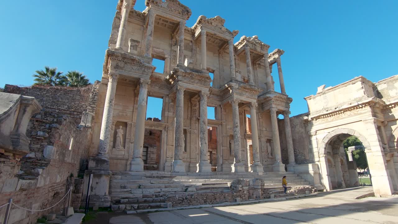 vista panorámica que captura tanto la biblioteca de celso como la puerta de mazeus y mithridates en efeso