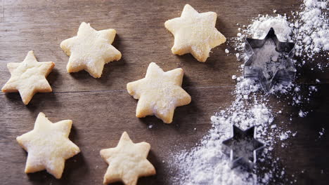 galletas de pan de jengibre con azúcar en polvo rociado en la parte superior 4k