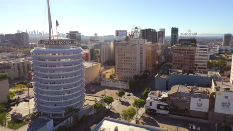 Antena-Del-Edificio-Capitol-Records-Emblemático-Y-El-Centro-De-Hollywood,-California