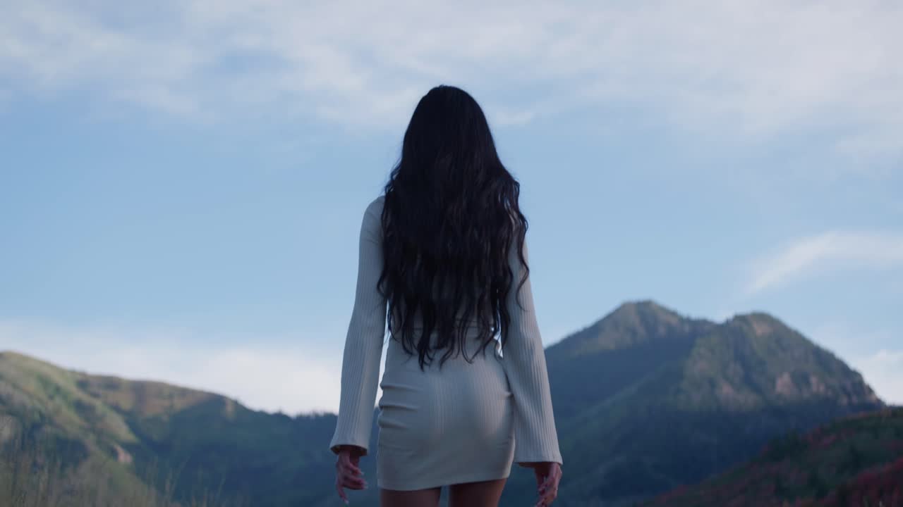 아름다운 자연 경치를 즐기고  ⁇ 고 있는 아름다운 젊은 여성