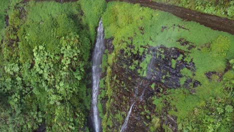 Steiler-Wasserfall-Fließt-Auf-Schmale-Unbefestigte-Bergstraße-In-Bolivien