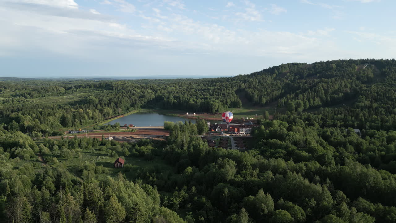 뜨거운 공기 풍선 으로 경치 좋은 산악 휴양지 의 공중 풍경