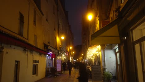 Dunkle-Straße-Bei-Nacht,-Beleuchtet-Durch-Hochwertige-Lichter-In-Paris