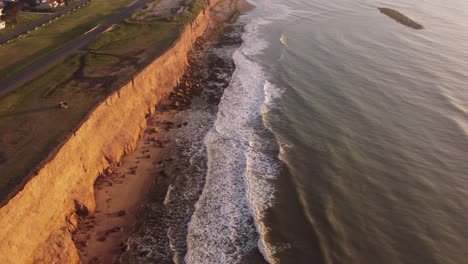 Klippen-In-Zeitlupe-Bei-Schönem-Sonnenuntergang-Mit-Panoramablick-In-Acantilados-De-Mar-Del-Plata,-Argentinien