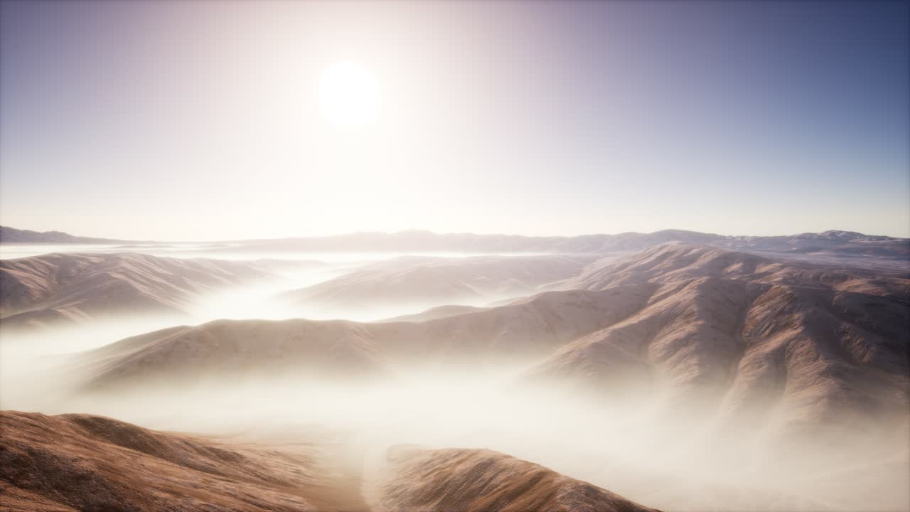 아침 에 깊은 안개 가 있는 산악 풍경