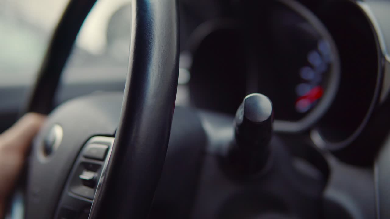 человек, управляющий автомобилем