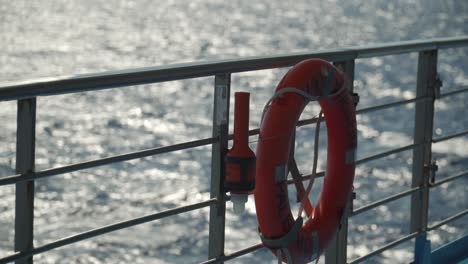 boya salvavidas de un barco y el mar