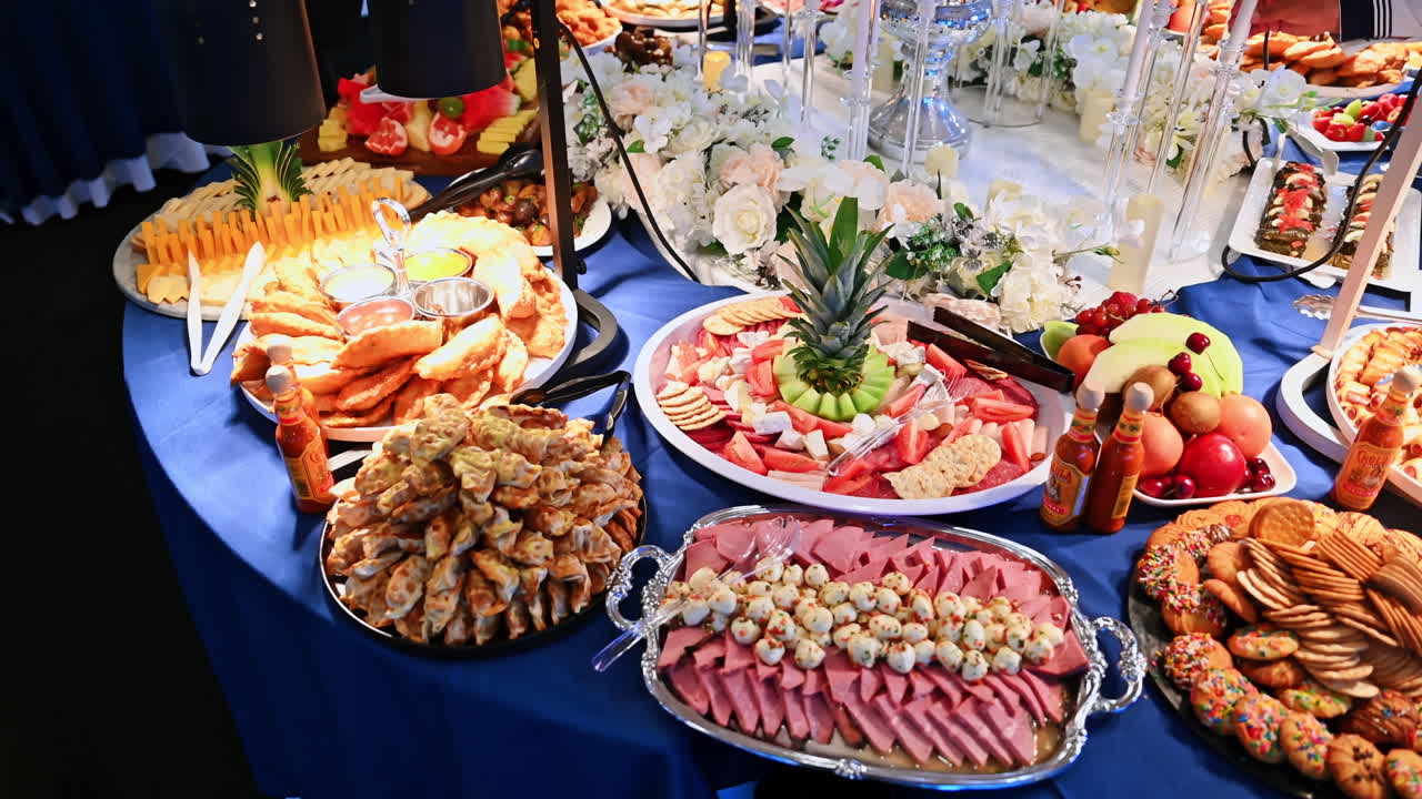 New York, USA, 01 agosto 2025: Snack e antipasti assortiti al buffet di una nave da crociera. Primo piano di una varietà di antipasti, carni, frutta e dessert su un tavolo da buffet a bordo di una nave
