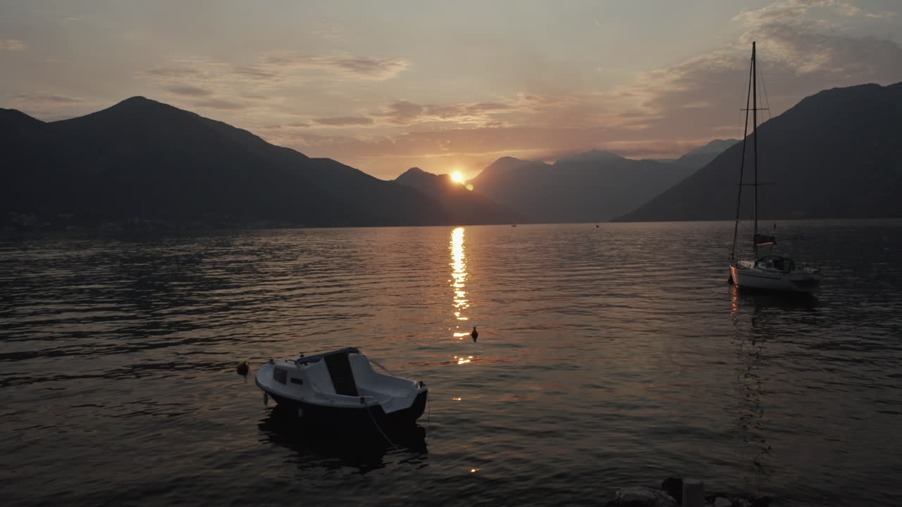 La Baia di Cattaro e le sue città medievali ben conservate, insieme all'ambiente naturale, sono alcune delle principali attrazioni turistiche a Cattaro, Montenegro.