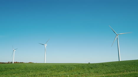 turbinas de viento en campo verde