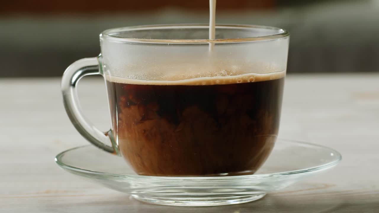 커피에 우유를 부는 것