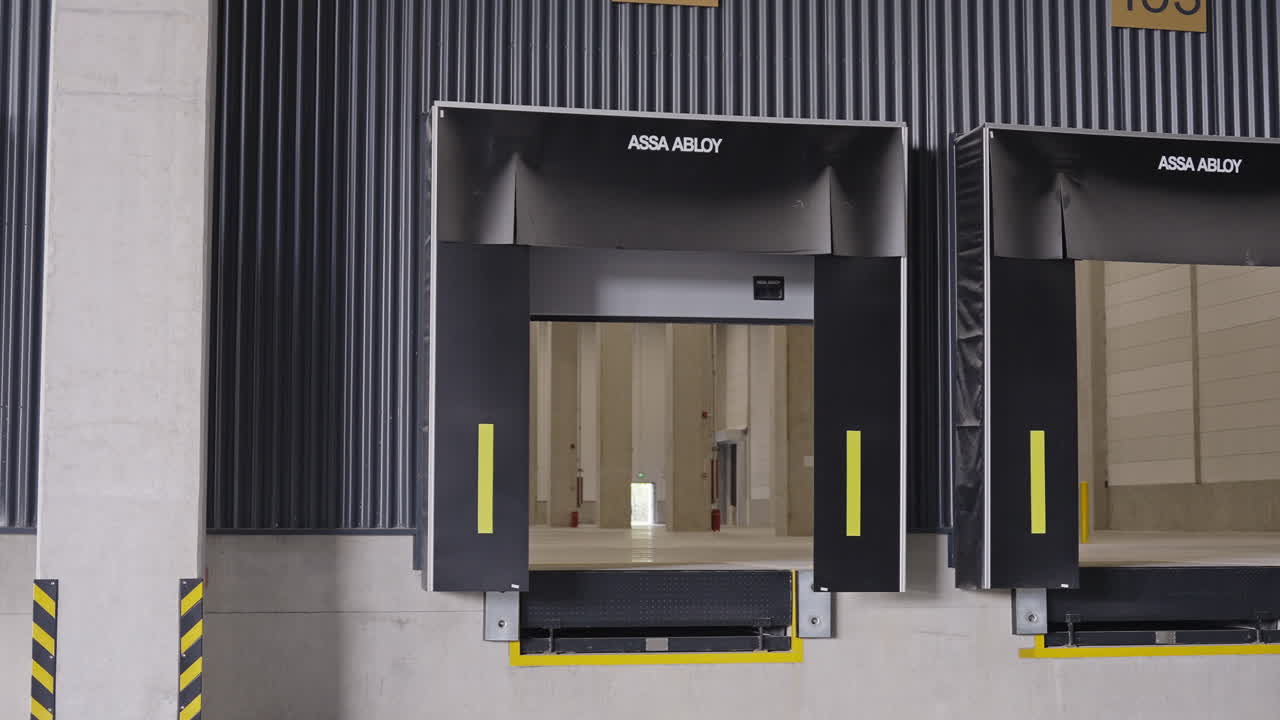 apertura de la puerta del muelle de carga en el almacén de distribución