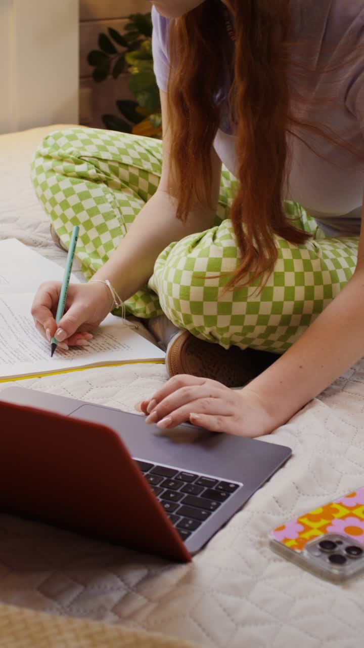 niña estudiando en casa