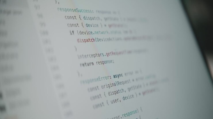 Een close-up van een computerscherm met snel scrollende regels broncode. Een concept voor programmeren, hacken, datastromen, cyberspace en moderne technologie