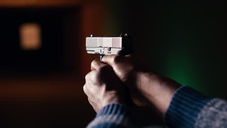 el cliente dispara con una pistola, ataca objetivos, de cerca.