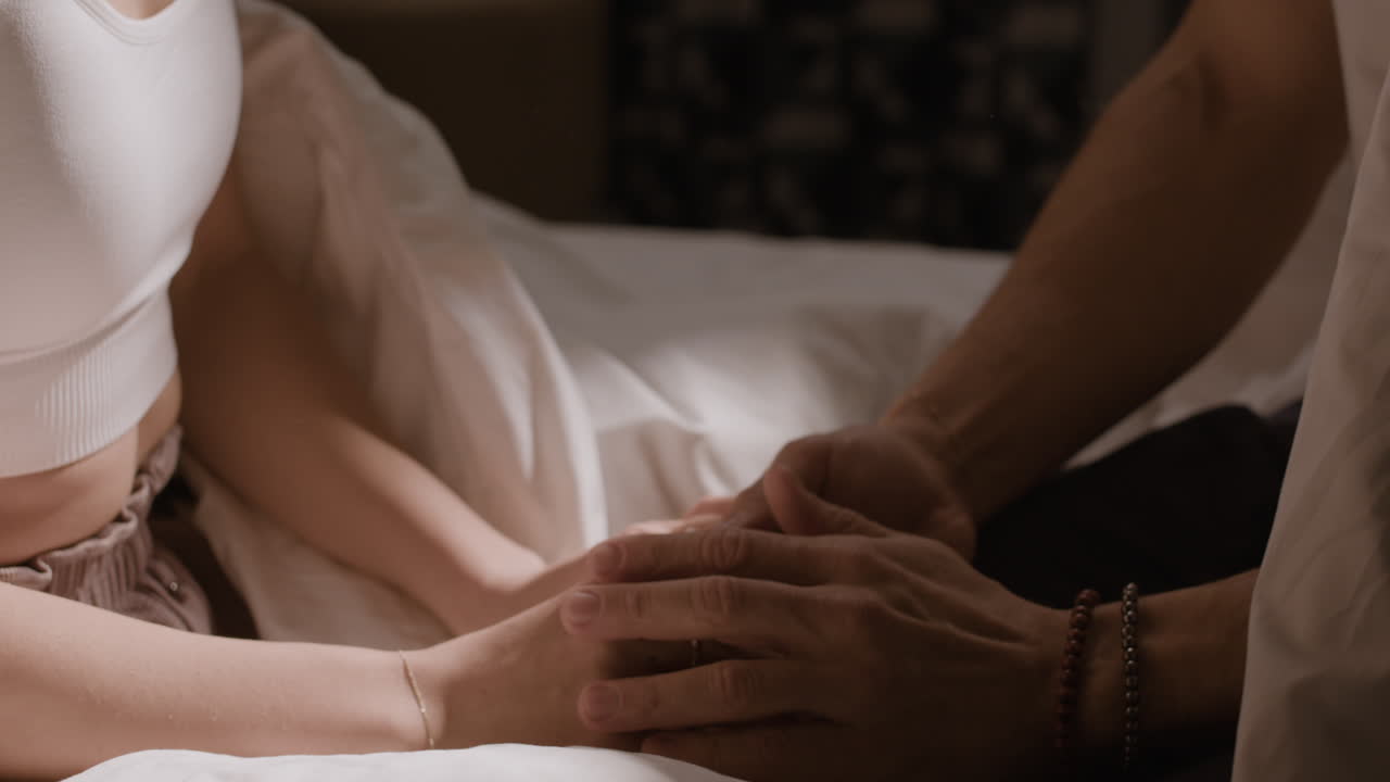 हाथ पकड़े हुए युगल