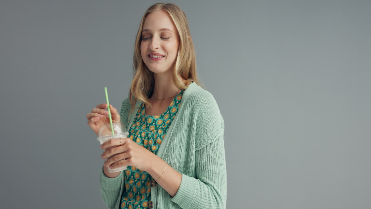 una mujer disfrutando de una copa.