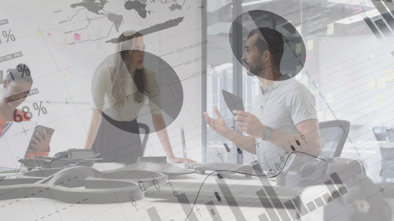 사무실에서 동료들과 토론하는 두 인종 남성에 대한 통계 데이터 처리의 애니메이션