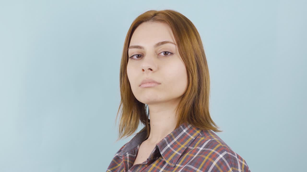 la mujer valiente mira con confianza a la cámara.