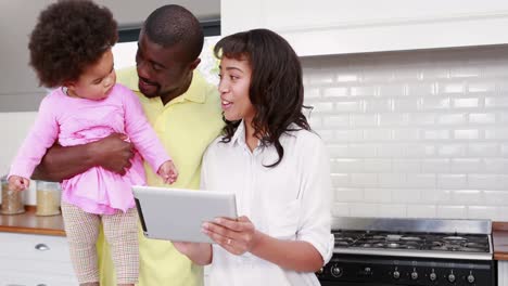 Familia-Usando-Tableta-Juntos-En-Casa