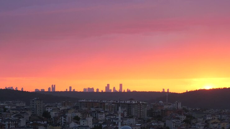 Um pôr-do-sol deslumbrante sobre o horizonte da cidade