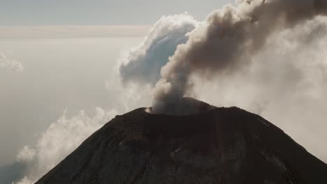 Starke-Vulkanische-Aktivität-Des-Vulkans-Fuego-In-Guatemala