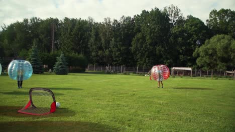 Un-Joven-Marca-Un-Gol-Desde-El-Lugar-Jugando-Al-Fútbol-De-Burbujas-En-El-Parque