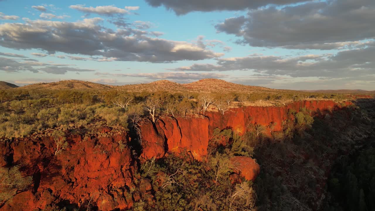 drone volando sobre el desfiladero de dales al atardecer, kariini en el oeste de australia