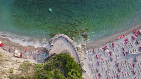 Vista-Aérea-De-Arriba-Hacia-Abajo-De-La-Playa-De-La-Isla-De-Sveti-Nikola,-Budva,-Montenegro