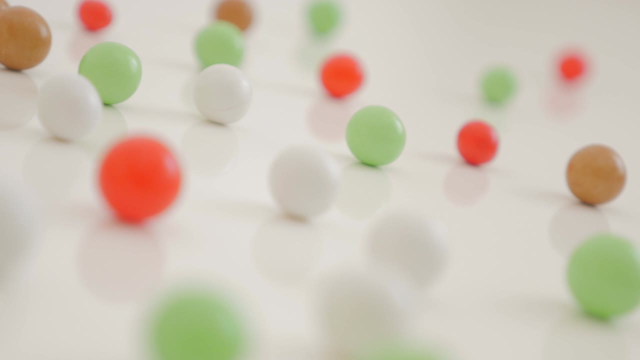 색 반사 표면에 다채로운 둥근 사탕