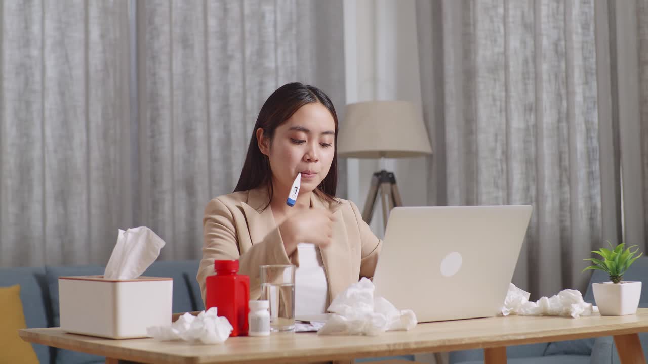 아픈 동안 집에서 일하는 여성