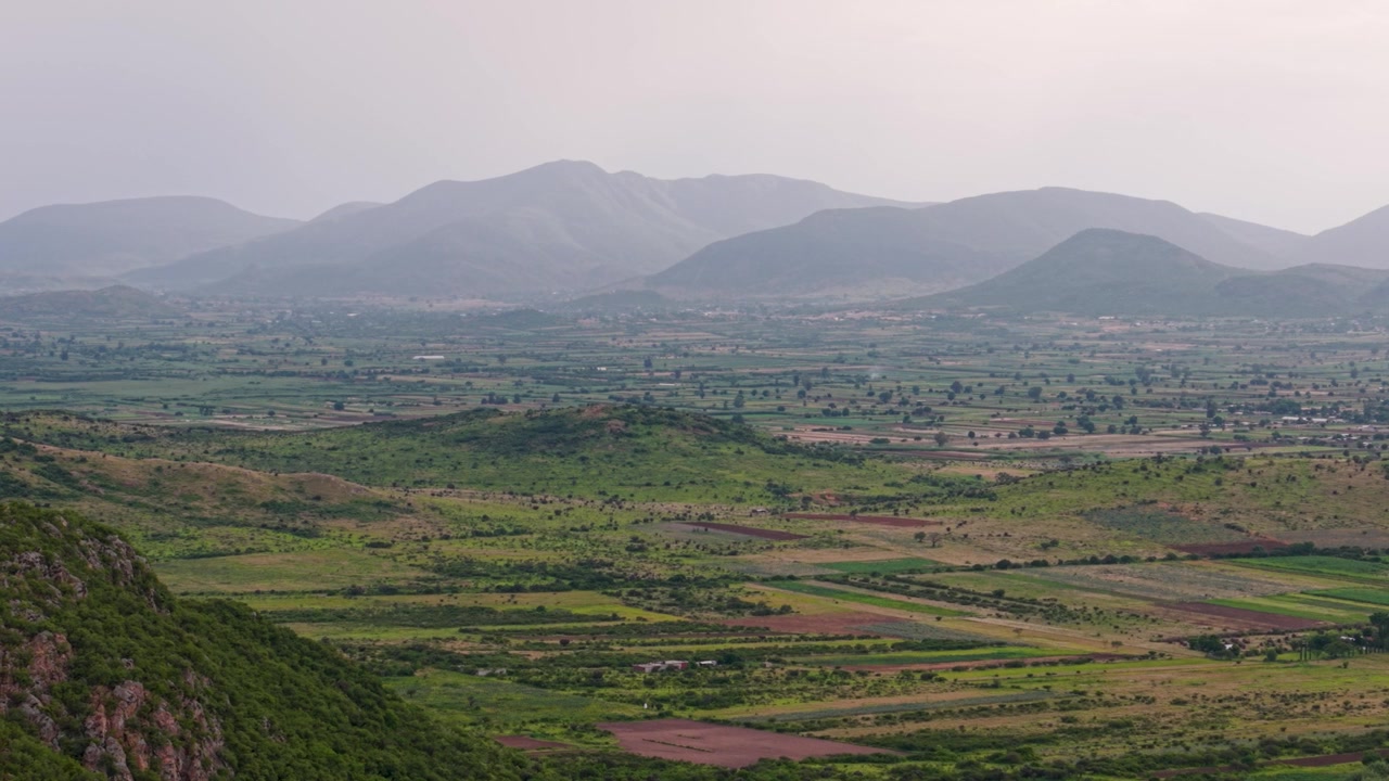Vista dall'alto della Valle di Oaxaca coperta da vegetazione estiva, Messico