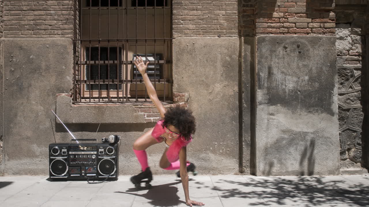 donna con i pattini a rotelle danza e pattina all'aperto in un ambiente urbano
