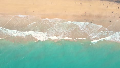 Sommermeerblick-Schöne-Wellen,-Blaues-Meerwasser-An-Sonnigen-Tagen