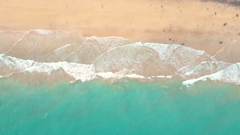 paisaje marítimo de verano hermosas olas, agua de mar azul en un día soleado
