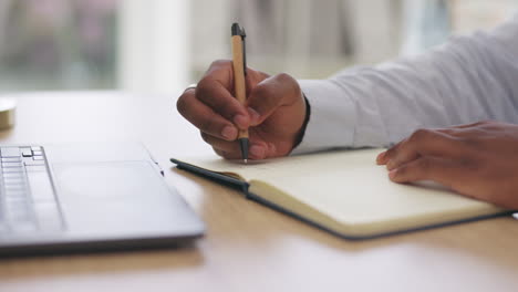 cuaderno, manos y hombre escribiendo resumen de la computadora portátil