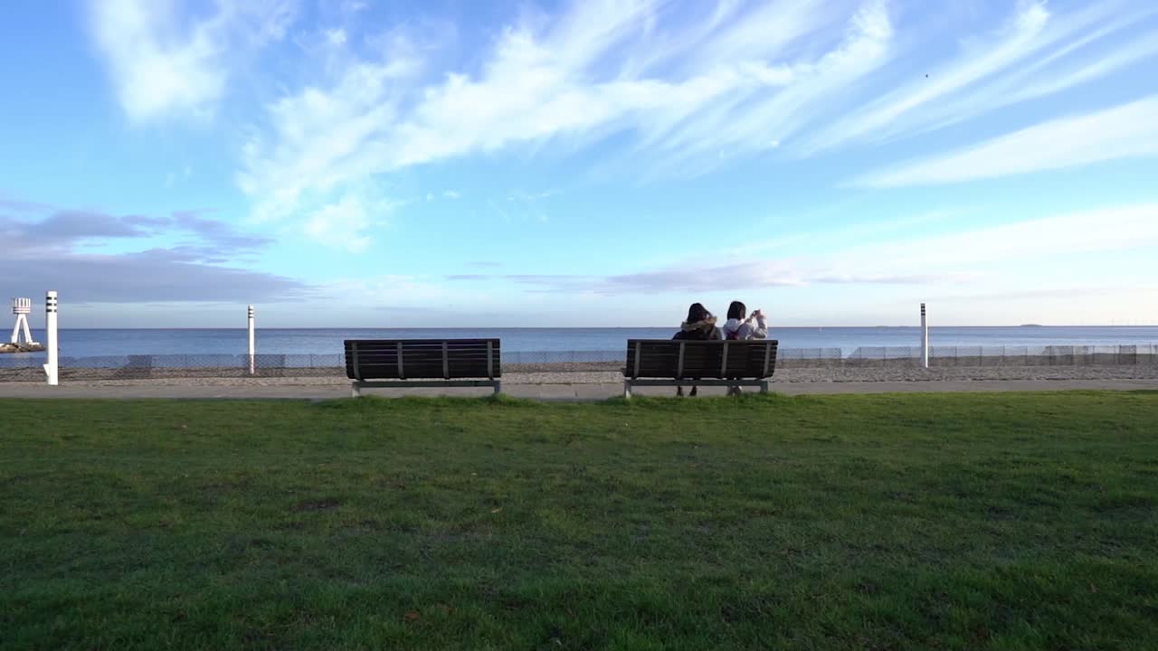 Naturskøn udsigt over stranden på en solskinsdag, bredt zoom ind, København, Bellevue Strand Danmark.