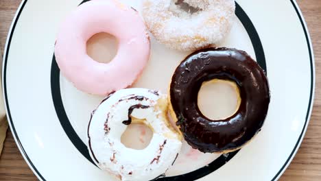 donuts en el plato, vista de arriba.