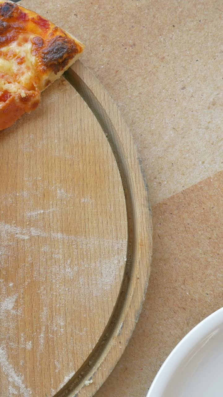 Lezzetli bir pizza diliminin yakın çekimi