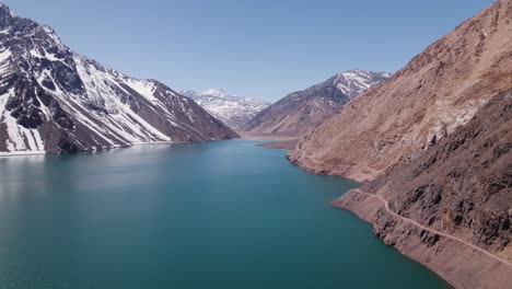 aguas turquesas de la represa el yeso en los andes