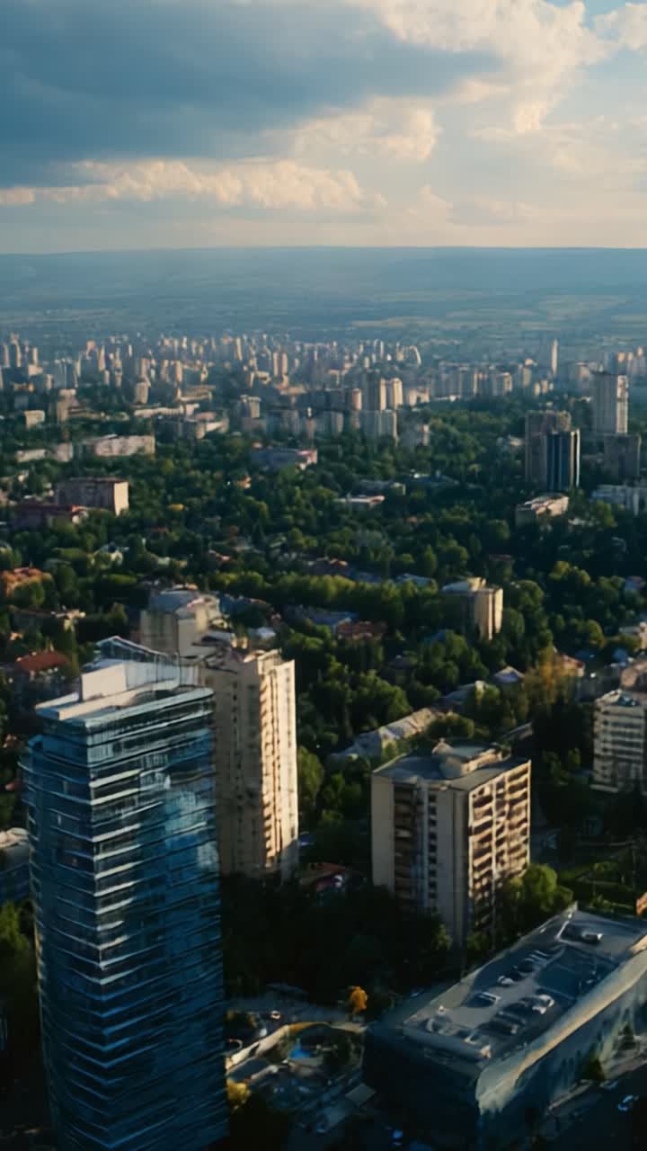 Visão aérea da paisagem urbana: paisagem citadina cativante com vegetação exuberante e edifícios imponentes sob um céu dramático, mostrando a arquitetura moderna e a natureza
