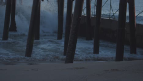 Mehr-Tosende-Wellen-Unter-Dem-Seal-Beach-Pier