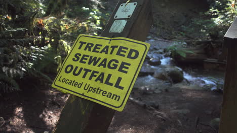 Warnschild-Vor-Aufbereitetem-Abwasser-In-Einem-Wald