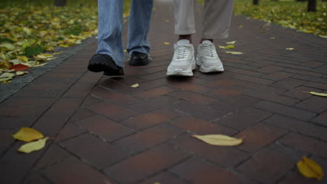 Gente-Caminando-Con-Zapatos-Cómodos-Y-Elegantes