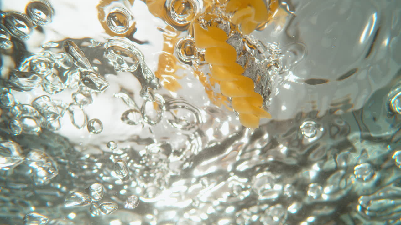 물에 는 나선형 파스타