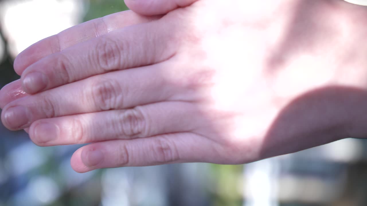Primo piano di mani che versano e frizionano gel igienizzante per le mani