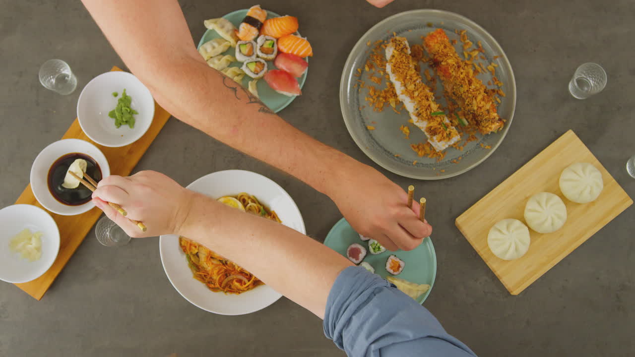 vista aérea de amigos en un restaurante chino comiendo juntos compartiendo platos